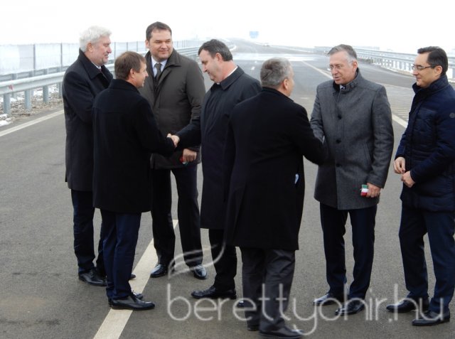 Átadták az autópályát 15